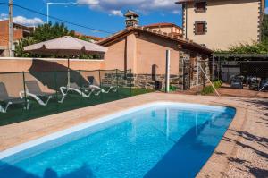 The swimming pool at or close to Apartamentos Rurales El Prado