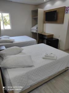 Ein Bett oder Betten in einem Zimmer der Unterkunft Hotel Serrano