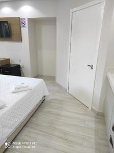 Ein Bett oder Betten in einem Zimmer der Unterkunft Hotel Serrano