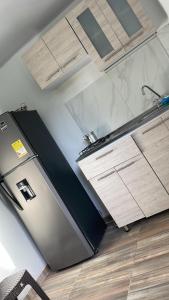 eine Küche mit Kühlschrank in einem Zimmer in der Unterkunft Providence Paradise Apartamento in Providencia