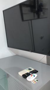 A television and/or entertainment centre at VEROMA PISOS