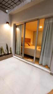 Dormitorio con ventana y cama. en Nb1 apartment free parking con cochera privada en Buenos Aires