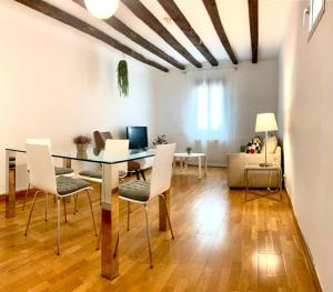 jadalnia ze stołem i krzesłami w salonie w obiekcie El Apartamento en Ópera Palacio Real w Madrycie