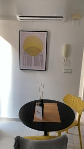 A seating area at VEROMA PISOS