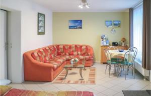 ein Wohnzimmer mit einem Sofa und einem Tisch in der Unterkunft Amazing Apartment In Elmenhorst With Kitchen in Elmenhorst