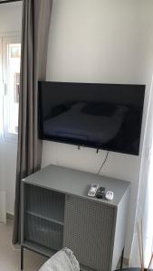 A television and/or entertainment centre at VEROMA PISOS