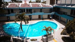 an overhead view of a swimming pool in front of a building at Hotel Gina in Tecomán