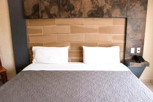 Postel nebo postele na pokoji v ubytování Hotel Gina