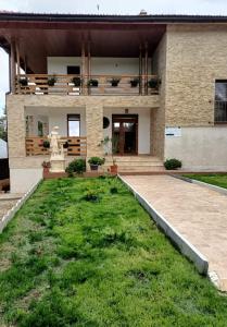 a house with a lawn in front of it at Casa Daria 