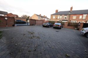 um parque de estacionamento com carros estacionados em frente a casas em Spacious 2 bedroom apartment Cleethorpes em Cleethorpes