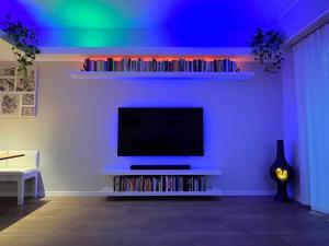 un soggiorno con una TV a schermo piatto su una parete di Relax in Milano - Ventura - Lambrate - Città Studi a Milano