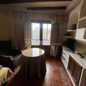 uma sala de estar com uma mesa e uma janela em Apartamentos Turísticos La Posada em Oropesa