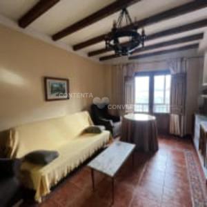 uma sala de estar com uma cama e uma mesa em Apartamentos Turísticos La Posada em Oropesa