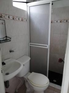 uma casa de banho com um WC, um lavatório e um chuveiro em hotel VALERY em San Gil