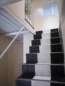 Una escalera en una casa en blanco y negro en hotel VALERY, en San Gil