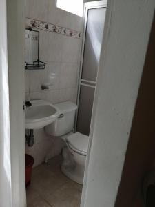uma pequena casa de banho com WC e lavatório em hotel VALERY em San Gil