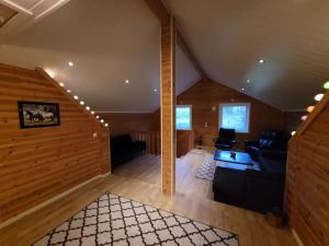 ein Wohnzimmer mit einem Sofa und einem Tisch in der Unterkunft Skogan in Leirfjord