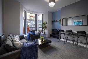 ein Wohnzimmer mit einem Sofa und einem Tisch in der Unterkunft Bank Street Apartment 1 in Blackpool