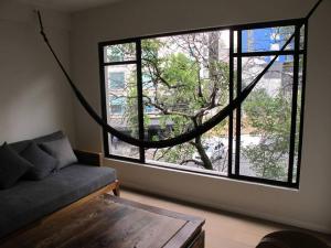 een woonkamer met een bank en een groot raam bij Chic Luxury Apartment in Polanco in Mexico-Stad