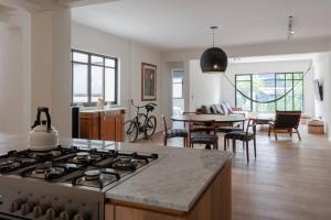een keuken en een woonkamer met een fornuis en een tafel bij Chic Luxury Apartment in Polanco in Mexico-Stad