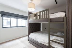 1 dormitorio con 2 literas y ventana en Chic Luxury Apartment in Polanco, en Ciudad de México