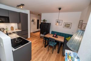 cocina y sala de estar con mesa en una habitación en Berg Apartment-Berg im Drautal en Berg im Drautal