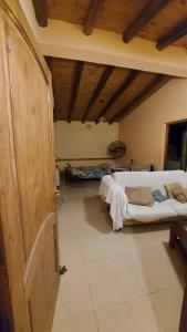Un dormitorio con 2 camas y una mesa en una habitación en Casa San Rafael Mendoza en San Rafael