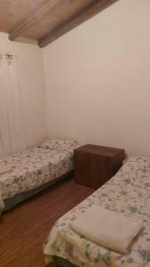Habitación con 2 camas, mesita de noche y cama sidx sidx sidx sidx sidx sidx en Casa San Rafael Mendoza en San Rafael