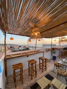 un bar sul tetto di un edificio con vista di Doudane Guest House Surf Morocco a Tamraght Ouzdar