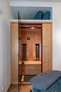 1 dormitorio con armario de madera y cama. en Berg Apartment-Berg im Drautal en Berg im Drautal