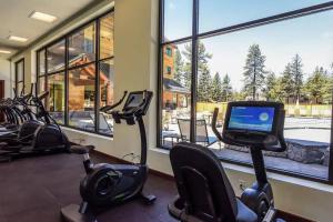 un gimnasio con varias bicicletas estáticas y una ventana en Ski In/Out - Zalanta - Great Location- 2 Hot Tubs - Heated Pool, en South Lake Tahoe