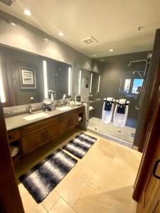 uma casa de banho com 2 lavatórios e um espelho grande em Ski In/Out - Zalanta - Great Location- 2 Hot Tubs - Heated Pool em South Lake Tahoe