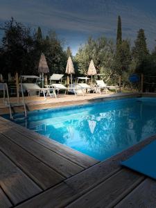 una piscina con sillas, mesa y sillas en Villa Vagabondo, en Garda