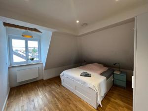 Postel nebo postele na pokoji v ubytování Schöne Altbauwohnung mit großer Dachterrasse für bis zu 8 Personen