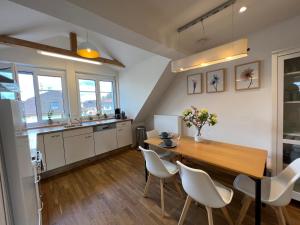 Kuchyň nebo kuchyňský kout v ubytování Schöne Altbauwohnung mit großer Dachterrasse für bis zu 8 Personen
