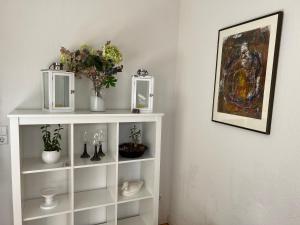 Příslušenství pro přípravu čaje a kávy v ubytování Schöne Altbauwohnung mit großer Dachterrasse für bis zu 8 Personen