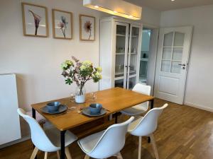 Fotografie z fotogalerie ubytování Schöne Altbauwohnung mit großer Dachterrasse für bis zu 8 Personen v destinaci Lörrach