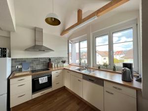 Kuchyň nebo kuchyňský kout v ubytování Schöne Altbauwohnung mit großer Dachterrasse für bis zu 8 Personen
