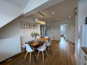 Fotografie z fotogalerie ubytování Schöne Altbauwohnung mit großer Dachterrasse für bis zu 8 Personen v destinaci Lörrach