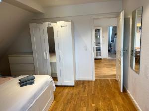 Postel nebo postele na pokoji v ubytování Schöne Altbauwohnung mit großer Dachterrasse für bis zu 8 Personen