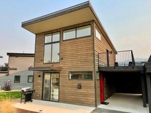 ein Holzhaus mit Balkon darüber in der Unterkunft BRAND New Upscale Home- BEST location! in Whitefish