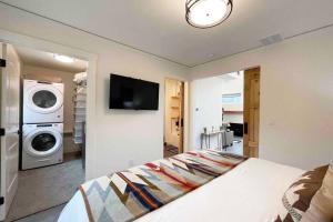 ein Schlafzimmer mit einem Bett und einer Waschmaschine in der Unterkunft BRAND New Upscale Home- BEST location! in Whitefish