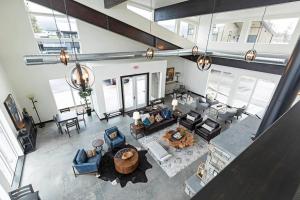 una vista aérea de una sala de estar con muebles en BRAND New Upscale Home- BEST location!, en Whitefish