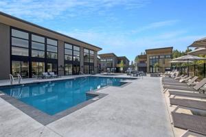 una piscina en un complejo con tumbonas en BRAND New Upscale Home- BEST location!, en Whitefish