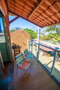 uma varanda com cadeiras e vista para a praia em Casa com os pés no mar em Iriri ES em Anchieta mais 44 fotografias