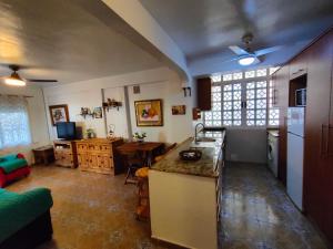 グアルダマル・デル・セグラにあるApartamento Maiteのキッチン、リビングルーム(カウンタートップ付)
