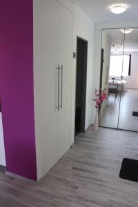 Apartment,holiday home, Kutná Hora في كوتنا هورا: مدخل مكتب به جدران أرجوانية وبيضاء