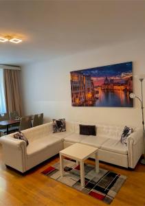 sala de estar con sofá blanco y mesa en Apartment Wien Mitte, en Viena