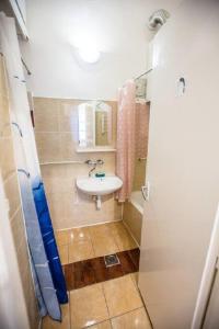 uma pequena casa de banho com um lavatório e um espelho em Center apartment 5 private room for 19 people em Budapeste