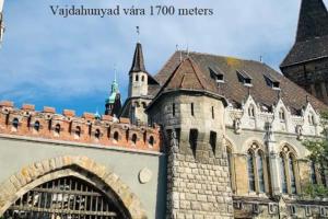 um edifício antigo com uma torre de relógio ao fundo em Center apartment 5 private room for 19 people em Budapeste